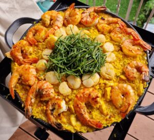 Paella mit Garnelen, Jakobsmuscheln und Seespargel