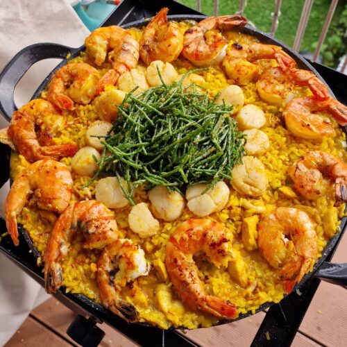 Paella mit Garnelen, Jakobsmuscheln und Seespargel