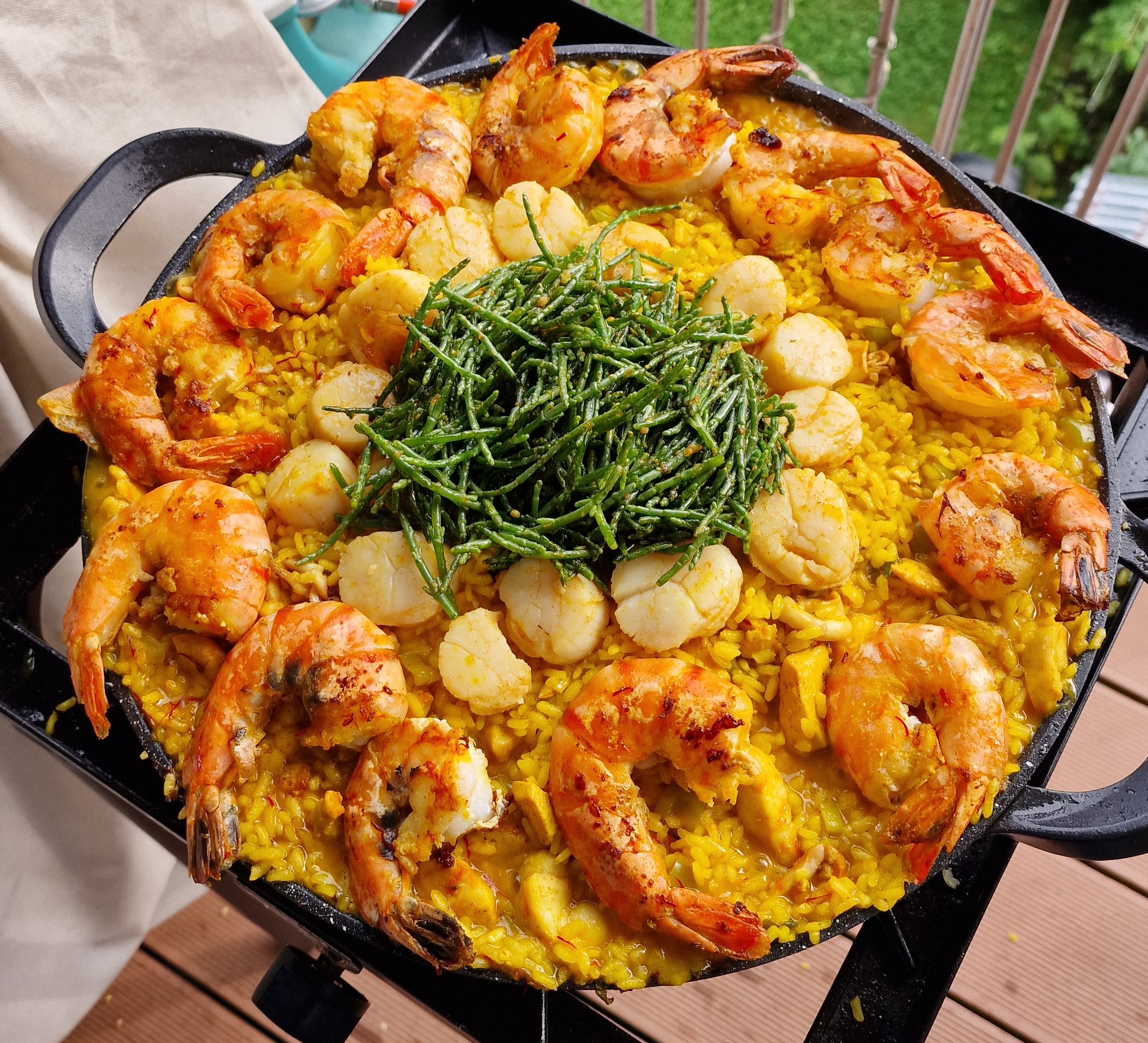 Paella mit Garnelen, Jakobsmuscheln und Seespargel