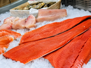Sockeye Wildlachs auf Eis in der Fischtheke des Seestern Salzburg